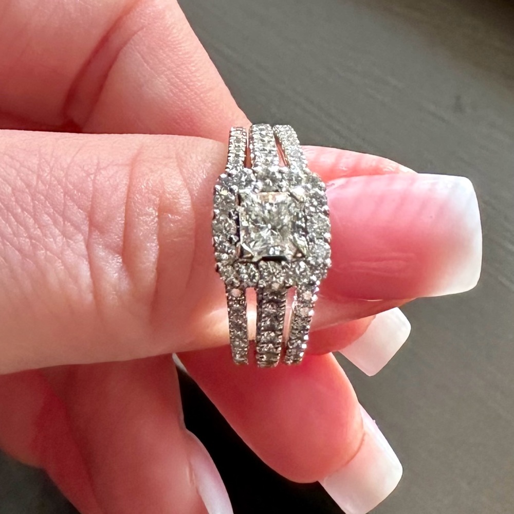 Engagement ring with 2 matching contour bands